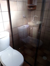 ÓTIMA CASA TÉRREA NA PRAINHA, POSSUI DOIS QUARTOS COM AC