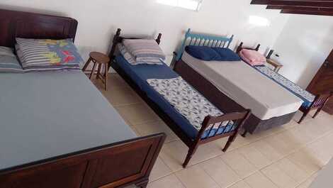 ÓTIMA CASA TÉRREA NA PRAINHA, POSSUI DOIS QUARTOS COM AC