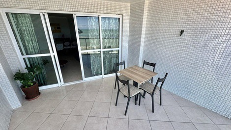Varanda com mesa com quatro cadeiras