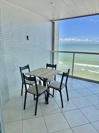 Varanda com vista  e mesa com quatro cadeiras