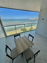 Varanda com vista  e mesa com quatro cadeiras