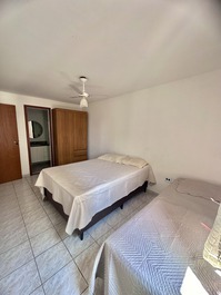 Apartamento de 2 habitaciones, zona céntrica con una plaza de parking.