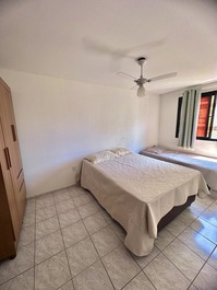 Apartamento de 2 habitaciones, zona céntrica con una plaza de parking.