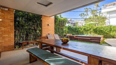 BEACH - SPACIOUS AND BRIGHT HOUSE, CONDO IN THE BEST SECTION OF BARRA DA TIJUCA