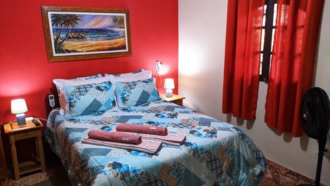 Quarto 01, colchão com massagem e lençol térmico.