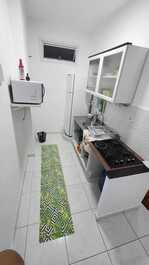 Cozinha com todos utensílios,,microondas,geladeira.