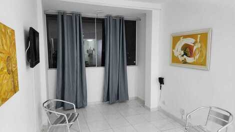 Sala com sofás camas e mesa de jantar.