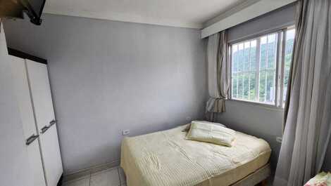 Suíte 2 com cama de casal e cama de solteiro .com banheiro .tv,armários e ar condicionado.