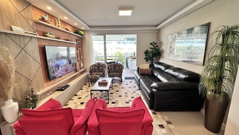 Excelente Apartamento na Praia Brava, condomínio frente mar.