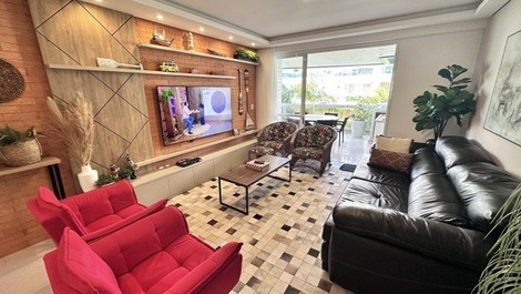Excelente Apartamento na Praia Brava, condomínio frente mar.