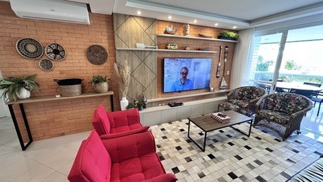 Excelente Apartamento na Praia Brava, condomínio frente mar.