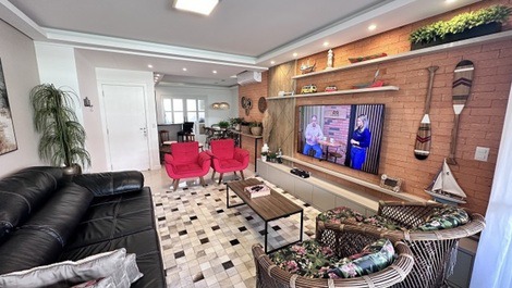 Excelente Apartamento na Praia Brava, condomínio frente mar.