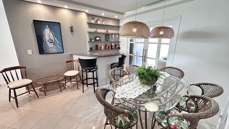 Excelente Apartamento na Praia Brava, condomínio frente mar.
