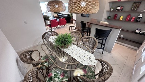 Excelente Apartamento na Praia Brava, condomínio frente mar.