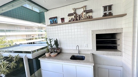Excelente Apartamento na Praia Brava, condomínio frente mar.