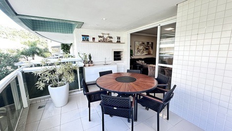 Excelente Apartamento na Praia Brava, condomínio frente mar.