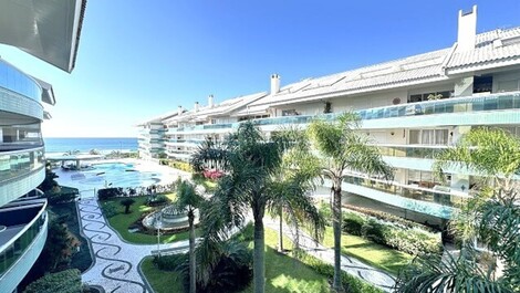 Excelente Apartamento na Praia Brava, condomínio frente mar.