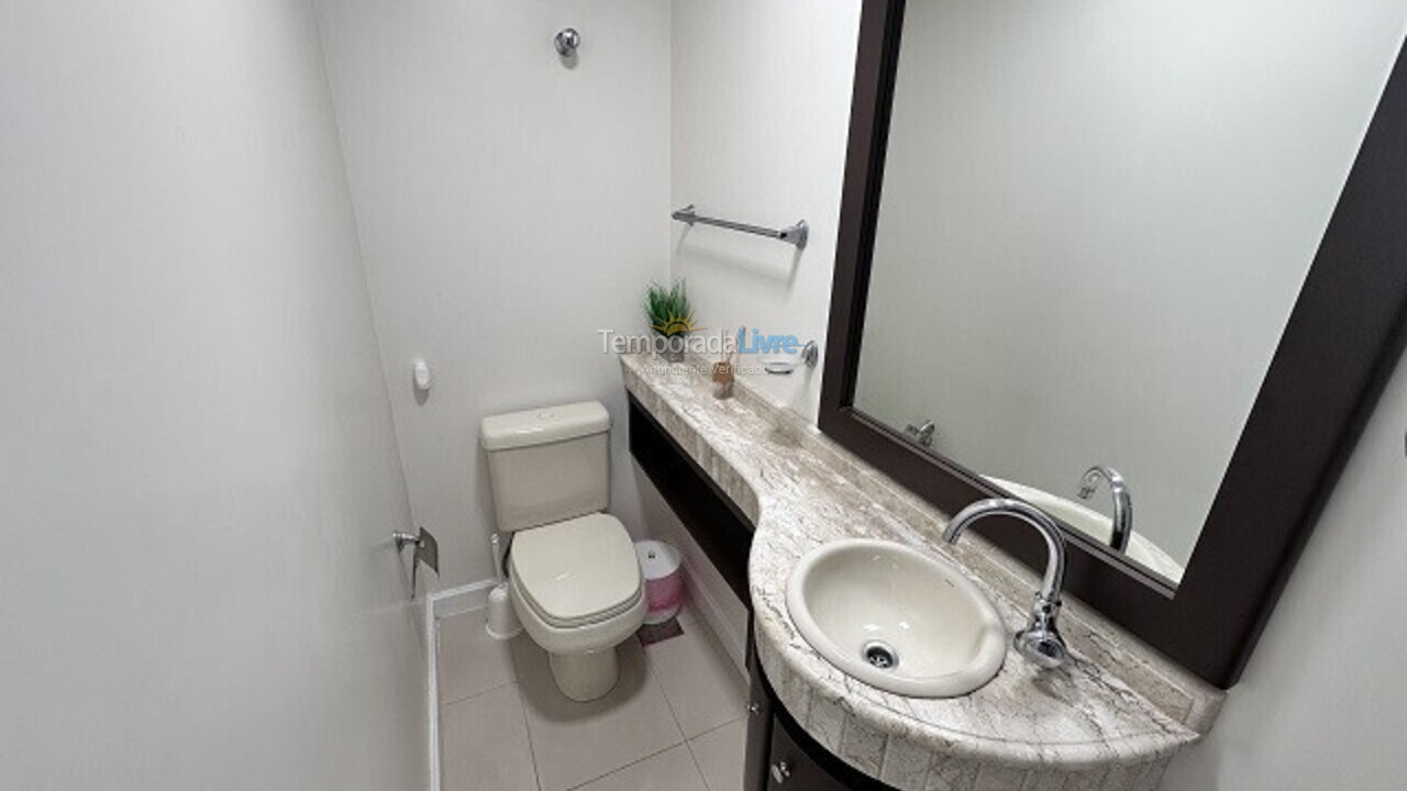 Apartamento para aluguel de temporada em Florianópolis (Praia Brava)