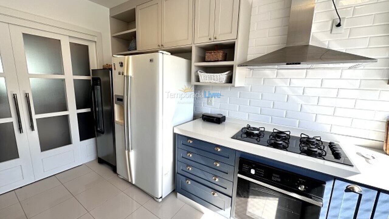 Apartamento para aluguel de temporada em Florianópolis (Praia Brava)