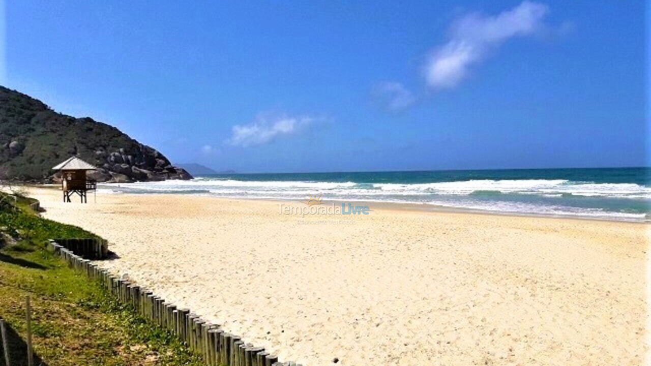 Apartamento para aluguel de temporada em Florianópolis (Praia Brava)