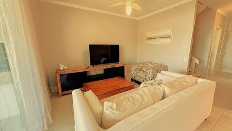 Apartamento dúplex de primera categoría en condominio frente al mar en Playa Brava.