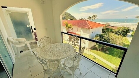 Apartamento dúplex de primera categoría en condominio frente al mar en Playa Brava.