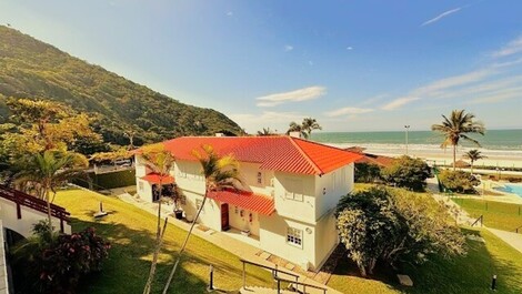 Apartamento dúplex de primera categoría en condominio frente al mar en Playa Brava.