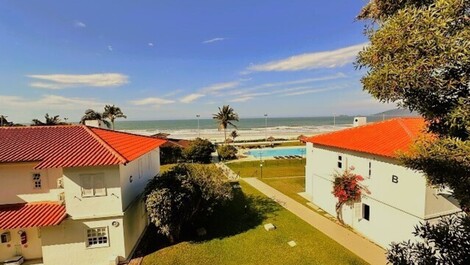 Apartamento dúplex de primera categoría en condominio frente al mar en Playa Brava.