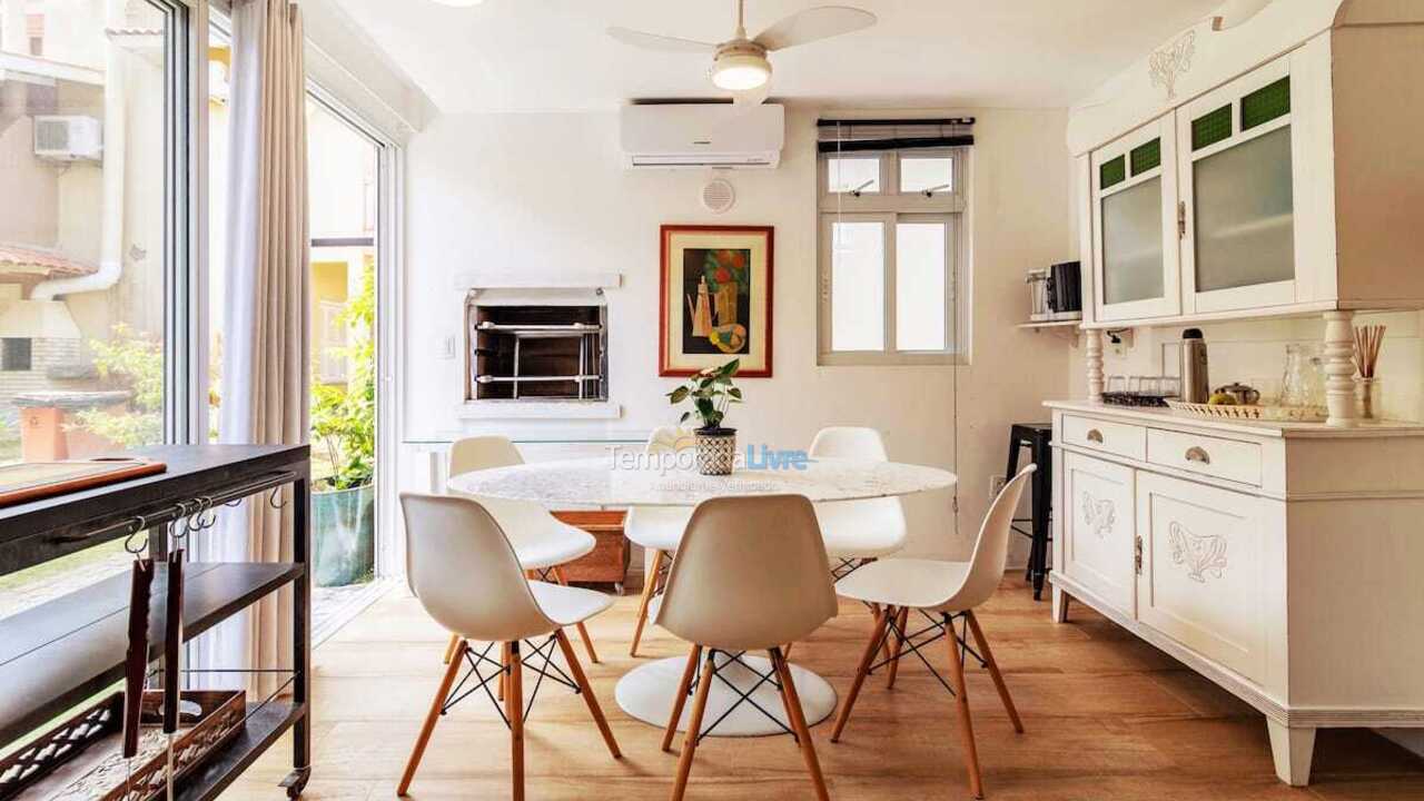 Casa para aluguel de temporada em Florianópolis (Jurere Tradicional)