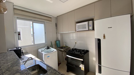 Cozinha equipada com utensílios, fogão, microondas, airfree, geladeira, máquina de lavar