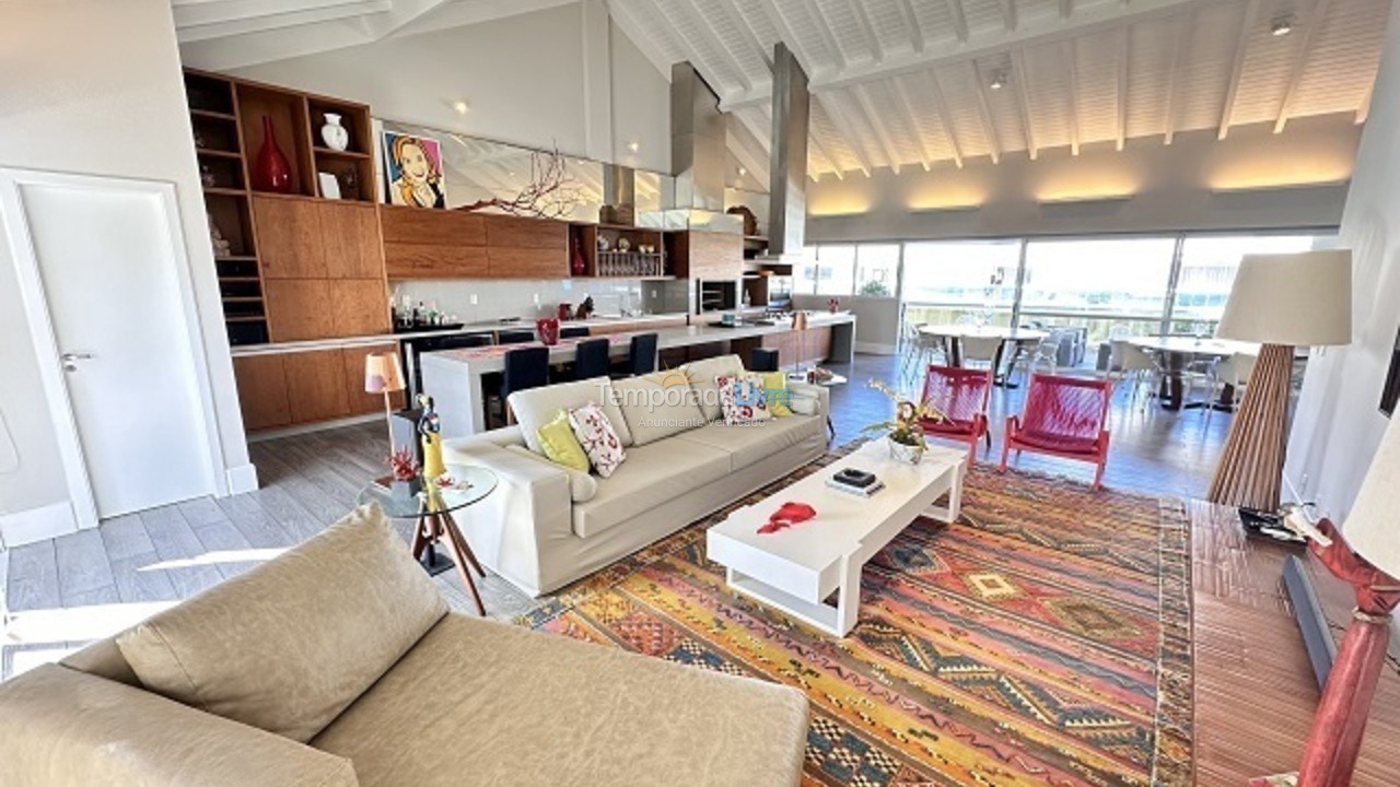 Apartamento para aluguel de temporada em Florianópolis (Praia Brava)