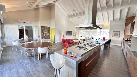 Excelente cobertura com vista para o mar na Praia Brava, Florianópolis