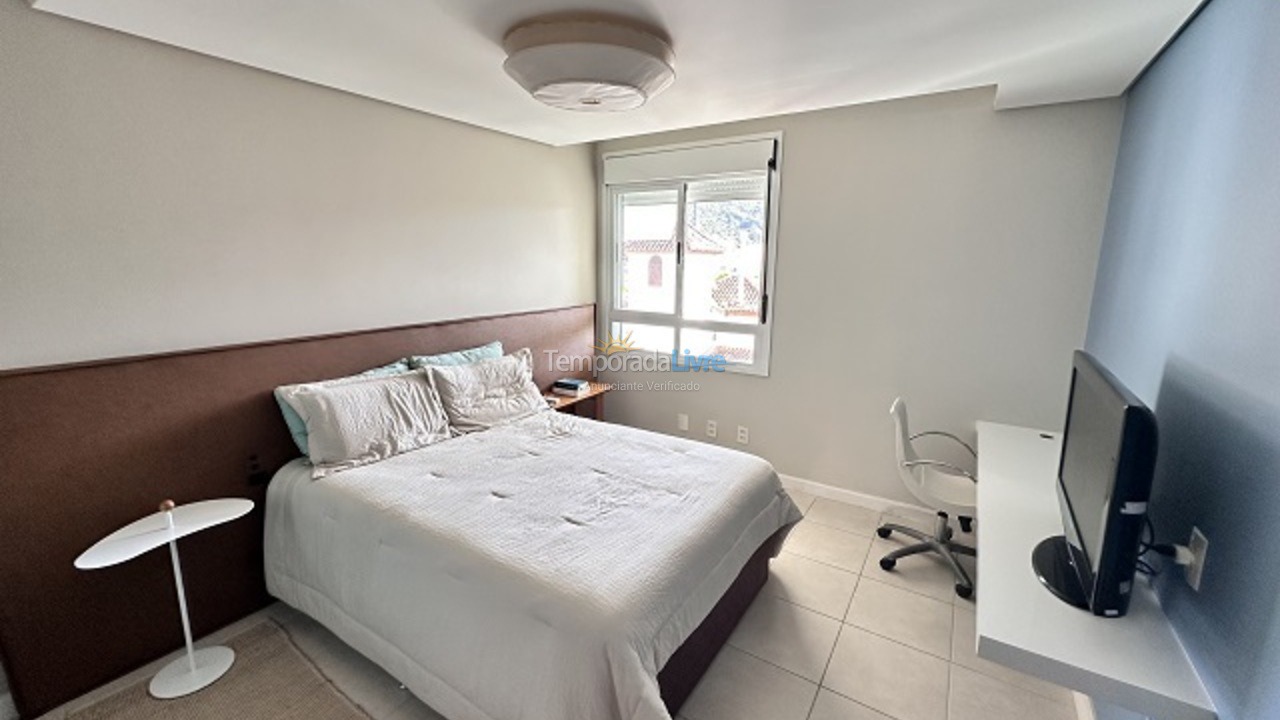 Apartamento para aluguel de temporada em Florianópolis (Praia Brava)