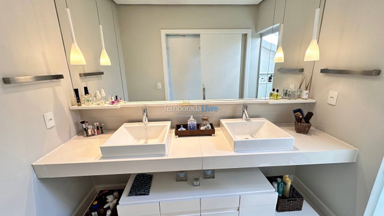 Apartamento para aluguel de temporada em Florianópolis (Praia Brava)