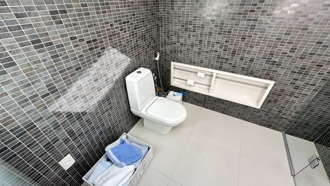 Apartamento para aluguel de temporada em Florianópolis (Praia Brava)