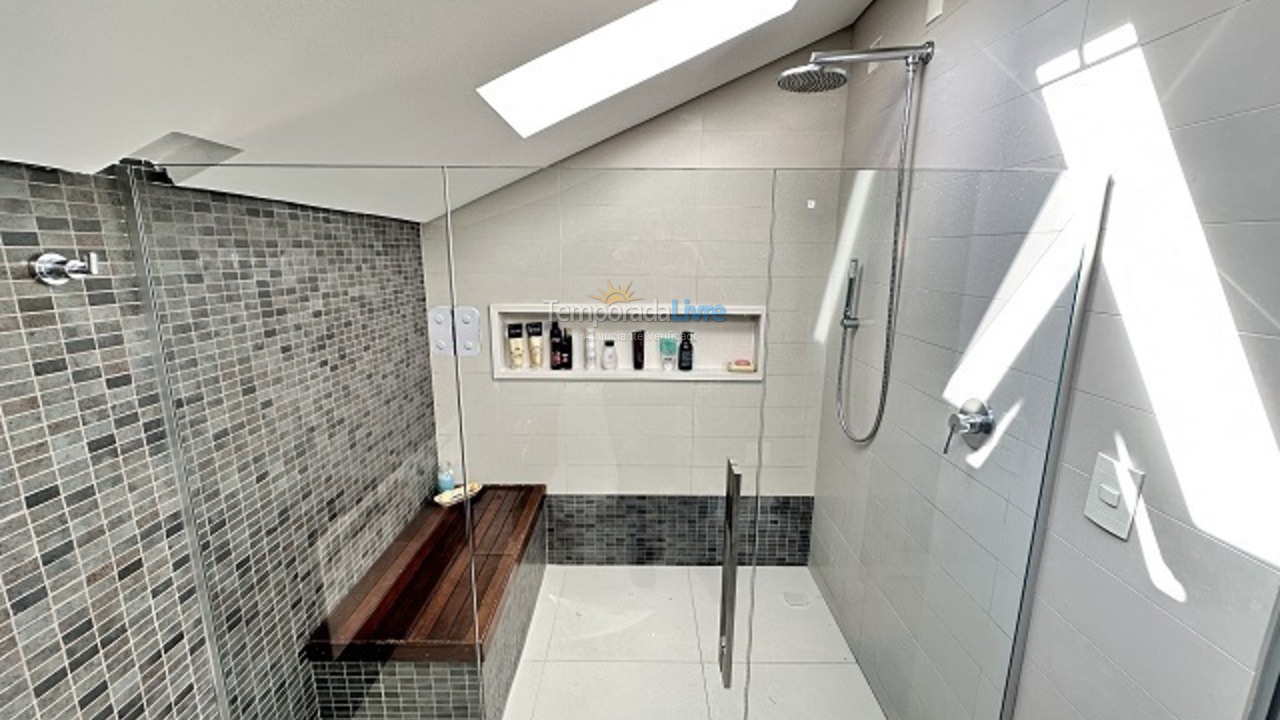 Apartamento para aluguel de temporada em Florianópolis (Praia Brava)