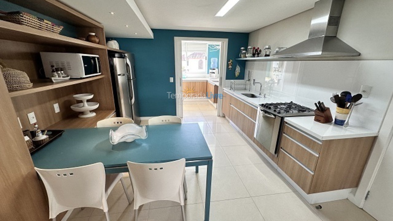 Apartamento para aluguel de temporada em Florianópolis (Praia Brava)