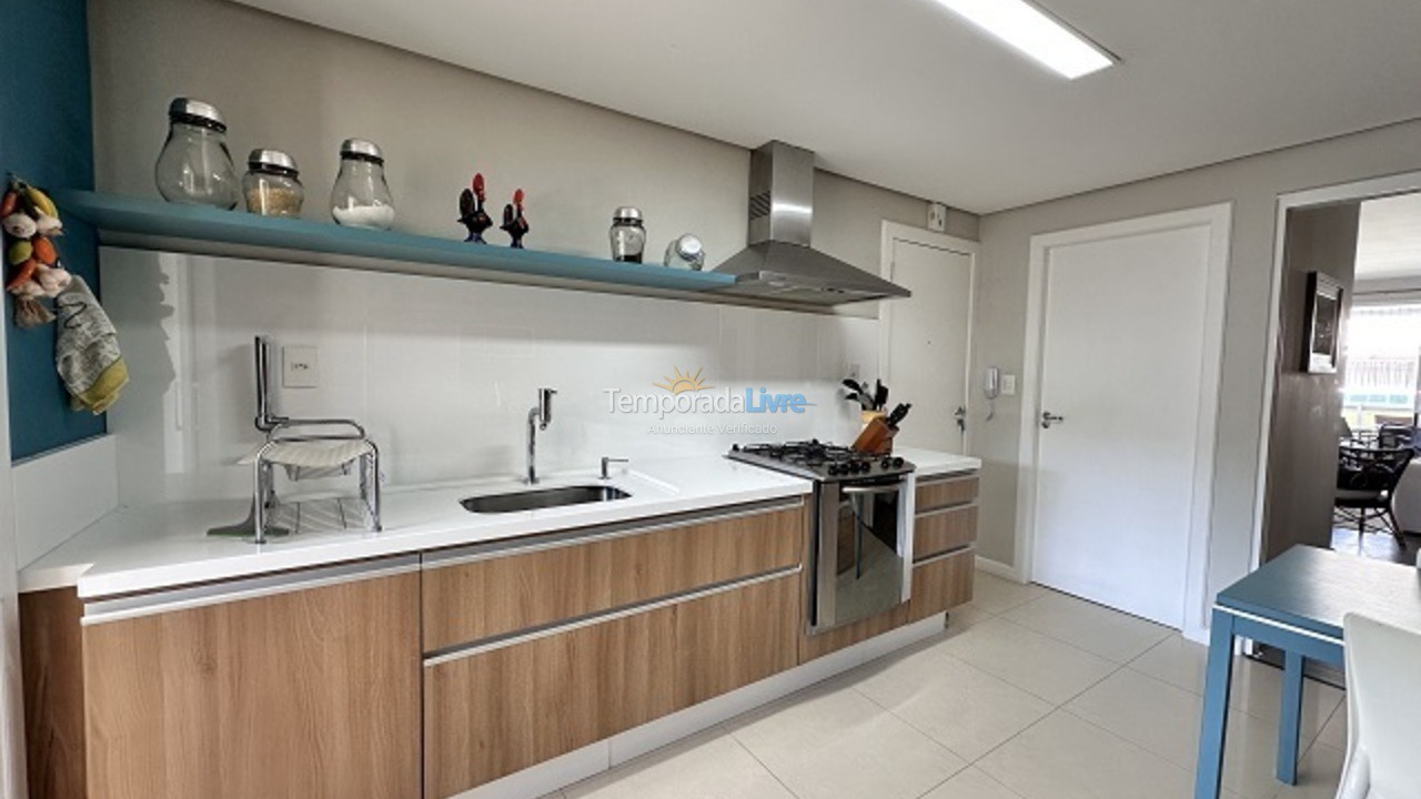 Apartamento para aluguel de temporada em Florianópolis (Praia Brava)