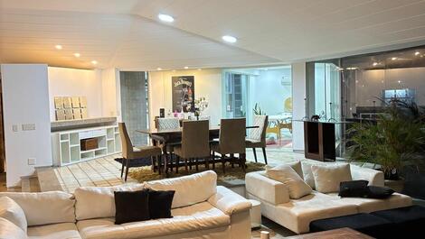 Casa debruçada sobre o mar!! Mais bela vista do Rio!