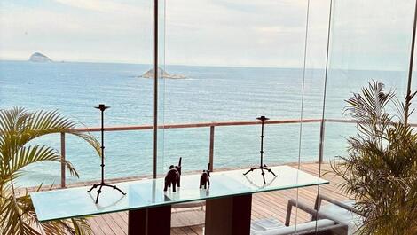 Casa debruçada sobre o mar!! Mais bela vista do Rio!