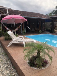 Alquilo una casa por temporada en Villa da Glória, São Francisco do Sul.