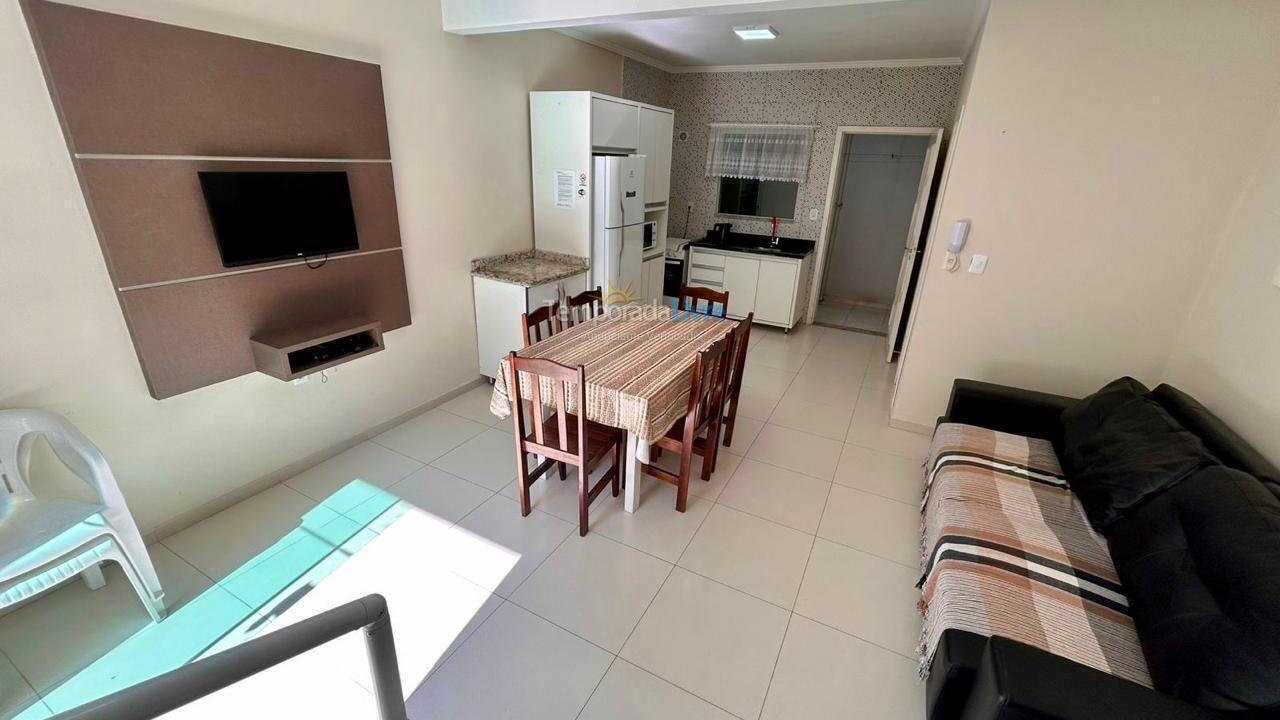 Casa para aluguel de temporada em Bombinhas (Praia de Bombas)