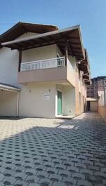 SOBRADO ACONCHEGANTE PARA 6 PESSOAS EM BOMBAS