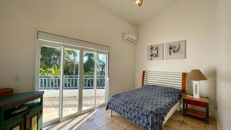 Super cozy house with pool and sea view