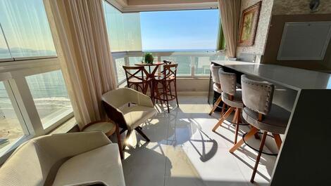 Sophisticated apartment with 4 suites in Meia Praia - Sea view