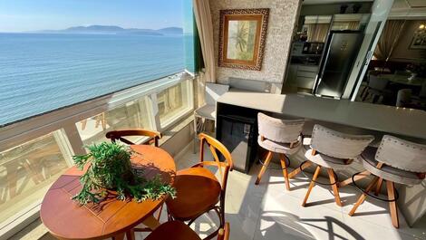 Sophisticated apartment with 4 suites in Meia Praia - Sea view