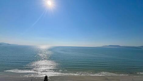 Sophisticated apartment with 4 suites in Meia Praia - Sea view