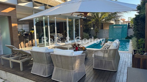 4 Suítes Condomínio Fechado Praia da Cachoeira