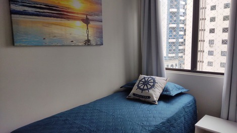 Suíte com uma cama de solteiro.