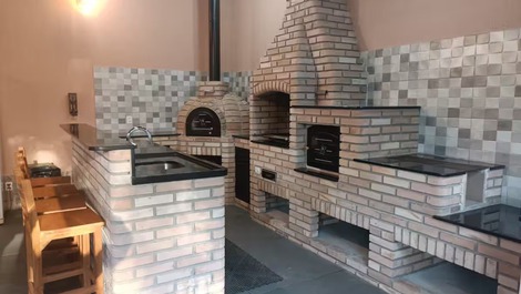 Churrasqueira, forno pizza e forno/fogão a lenha